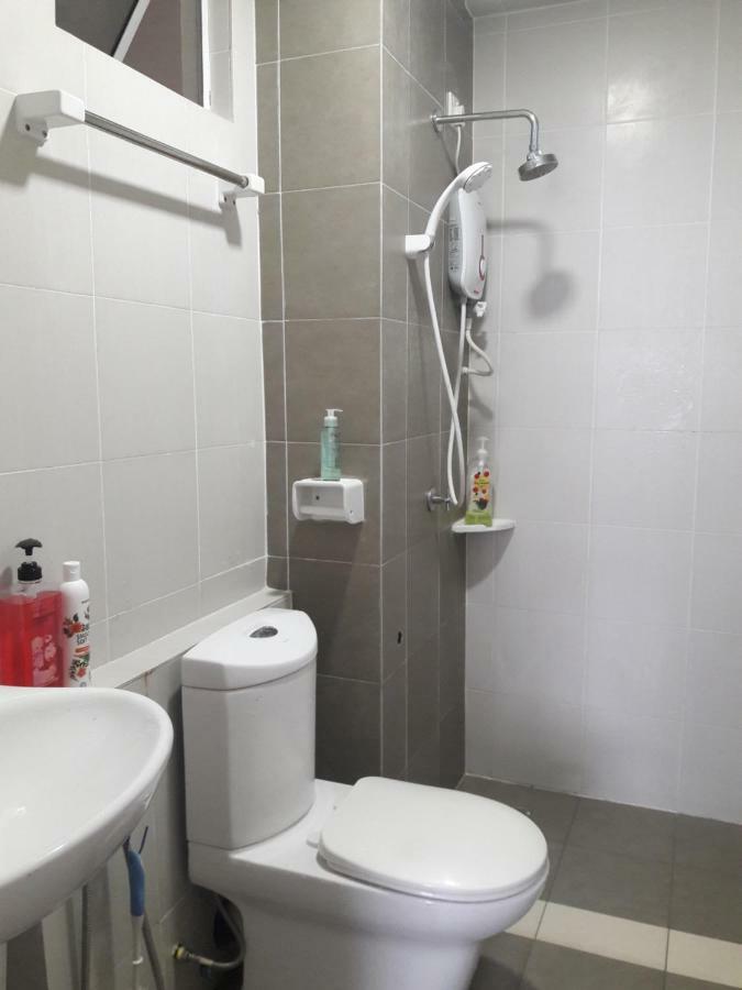 Ferienwohnung Dperdana -Dinies Pool,Wifi, Centre Of Kota Bharu, 4-5 Pax Exterior foto